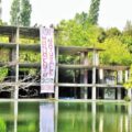 Lo striscione di dodici metri con la scritta 'Monumento naturale' calato sul mostro di cemento del lago ex-Snia a Roma, 23 Aprile 2016. ANSA/MARTINO IANNONE